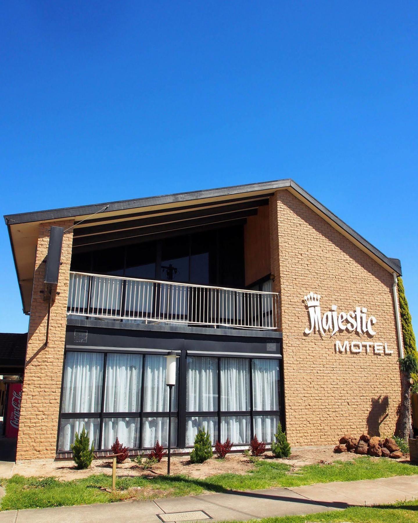 Majestic Motel Хоршам Экстерьер фото